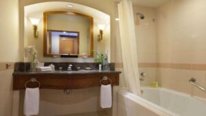 Hyatt Regency Yogyakarta – Deluxe room bathroom